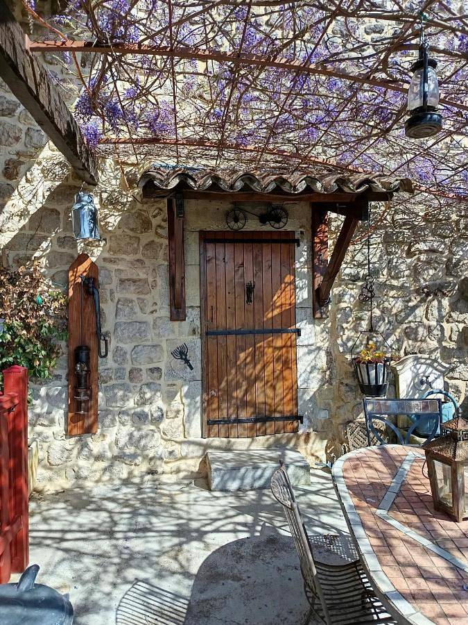 Location de vacances pour 5 personnes, avec terrasse ainsi que vue et jardin, animaux acceptés à Ailhon - 3