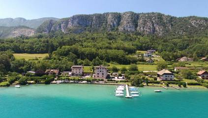 Gîte pour 4 personnes, avec balcon ainsi que vue sur le lac et jardin à Doussard