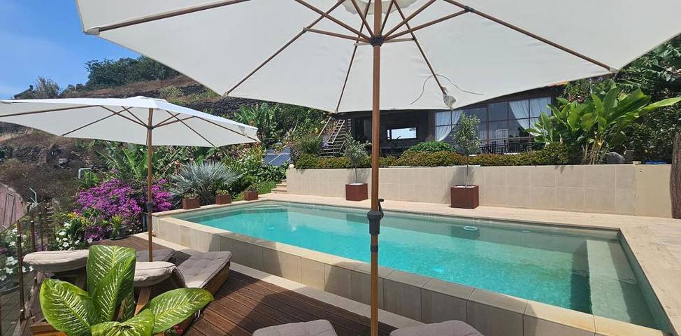 Casa de férias para 2 pessoas, com piscina e jardim e ainda vista em Calheta