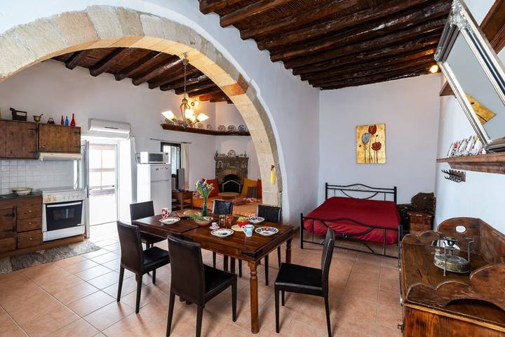 Holiday Home '1900's Traditional House in Asklipio' with Private Terrace, Wi-Fi and Air Conditioning in Asklipio, Rhodes