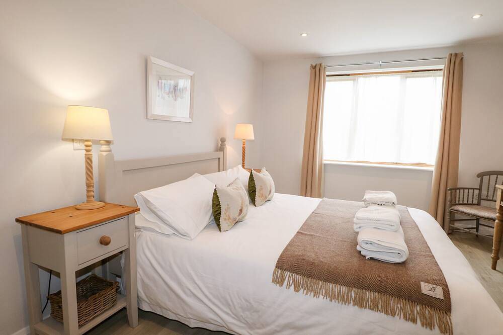 Fox'S Den, luxury holiday cottage, with pool in Titchfield Common in Fareham, Hampshire