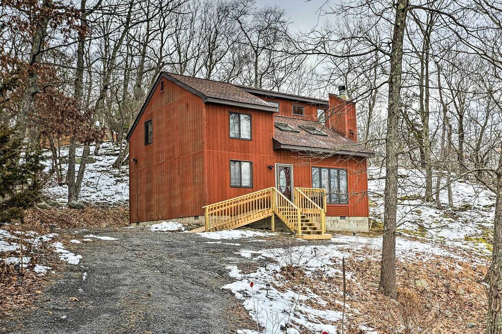 Fire Pit & Gas Grill: Charming Poconos Abode! in Saw Creek, Pike County