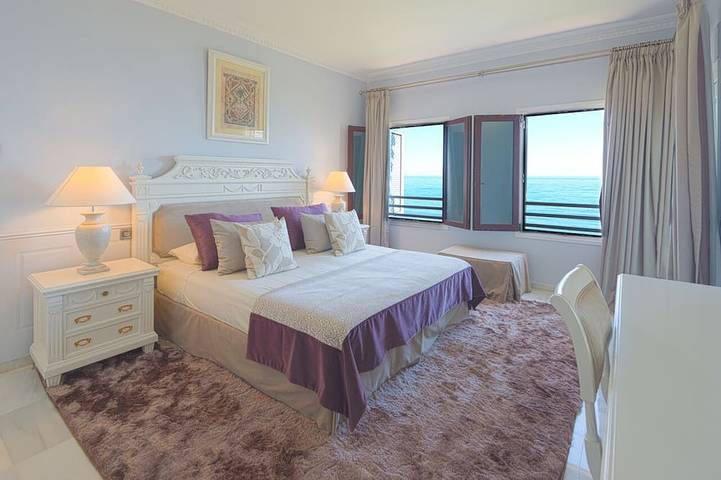 Villa de 7 dormitorios en primera línea de playa in Las Chapas, Marbella