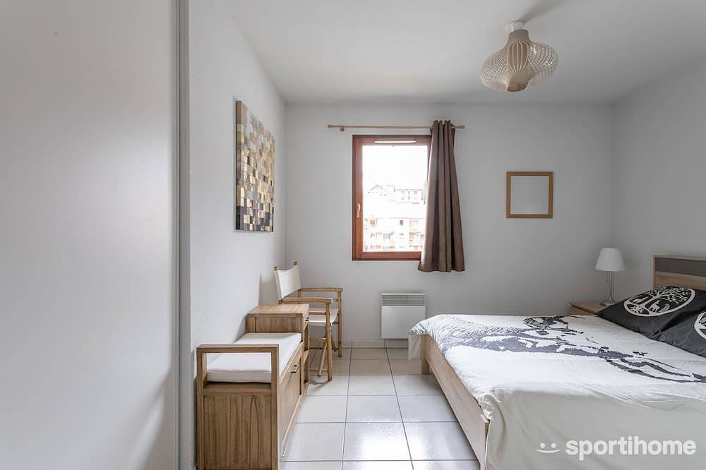 Apartamento entero, Nuevo apartamento, cerca de las estaciones de esquí, con rumbo sur, hermosa vista de Risoul. in Guillestre, Briançon region