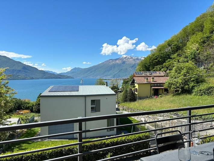 Ferienwohnung für 4 Personen, mit Balkon und Ausblick sowie Seeblick und Pool