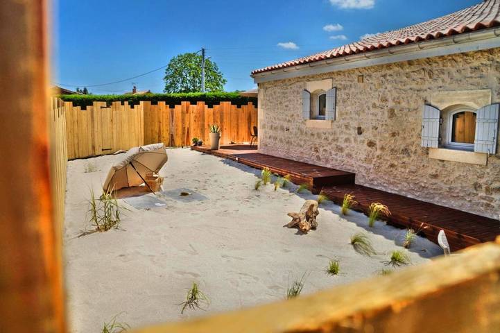 Location de vacances pour 6 personnes, avec Terrasse et Jardin ainsi que Piscine et Vue à Braud-et-Saint-Louis