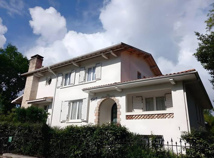 Bed and Breakfast 'Villa Do Sol - Les Arbousiers' with Shared Garden, Wi-Fi and Air Conditioning in Arcachon, Arcachon region