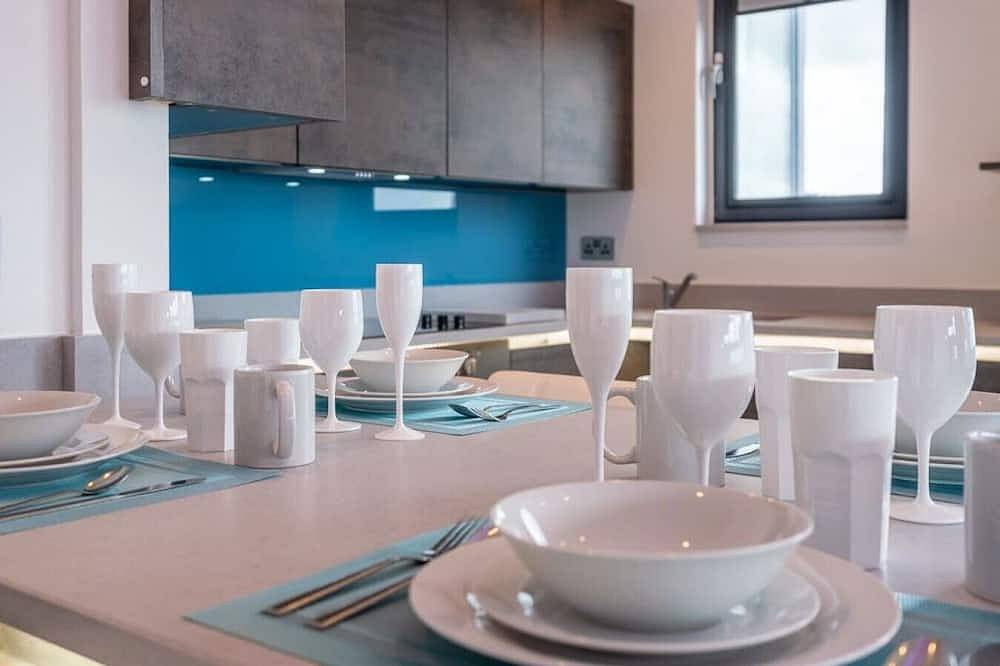 Entire apartment, Central penthouse with private hot tub and views in Cheltenham, Gloucestershire