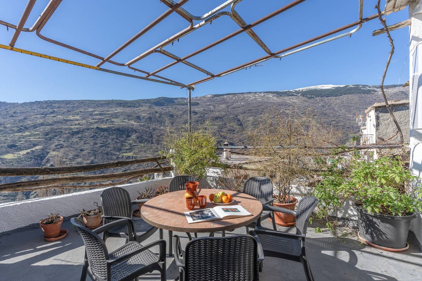 Casa El Portón, Bubión: vistas a la montaña, terraza privada y Wi-Fi in Bubión, Granada Province