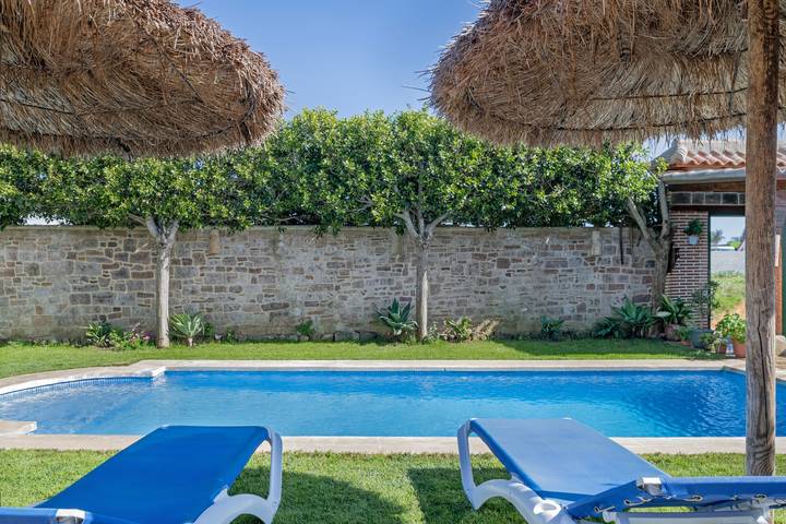 Holiday Home 'Laura' with Shared Pool, Wi-Fi and Air Conditioning in Conil de la Frontera, Costa de la Luz