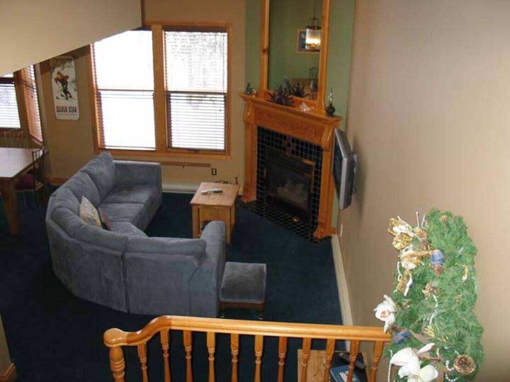 Snowgums, 3 bedroom 3 bathroom townhome, renovated kitchen and secure garage in Silver Star