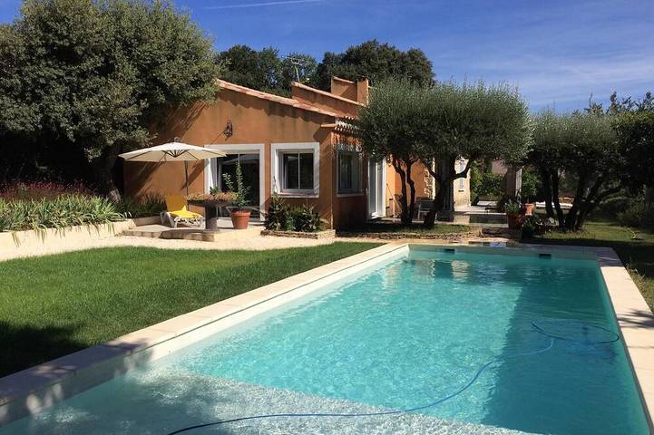 Location de vacances pour 6 personnes, avec terrasse et jardin à Vallabrix