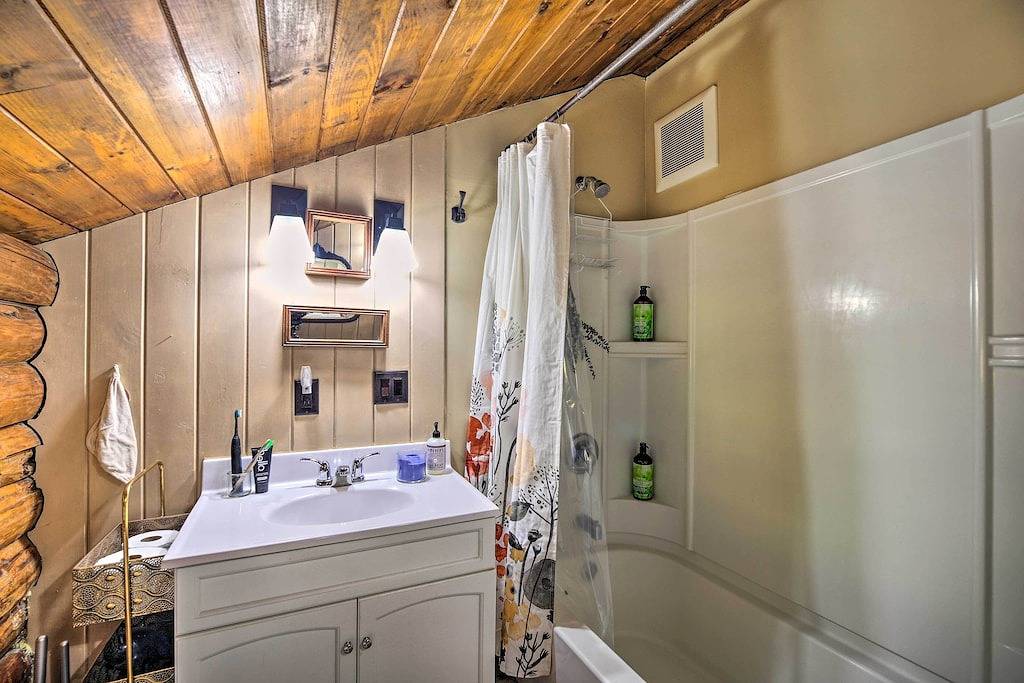 Cambridge Cabin < 2 Mi to Smugglers' Notch! in Smugglers' Notch