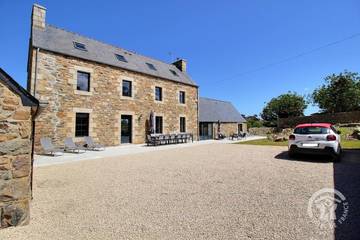 Gîte pour 13 personnes, avec jardin et terrasse à Plougrescant