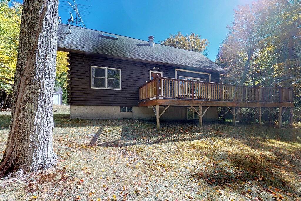 Schönes rustikales Haus mit Seeblick, Terrasse und Feuerstelle - zu Fuß zum Strand in Moosehead Lake