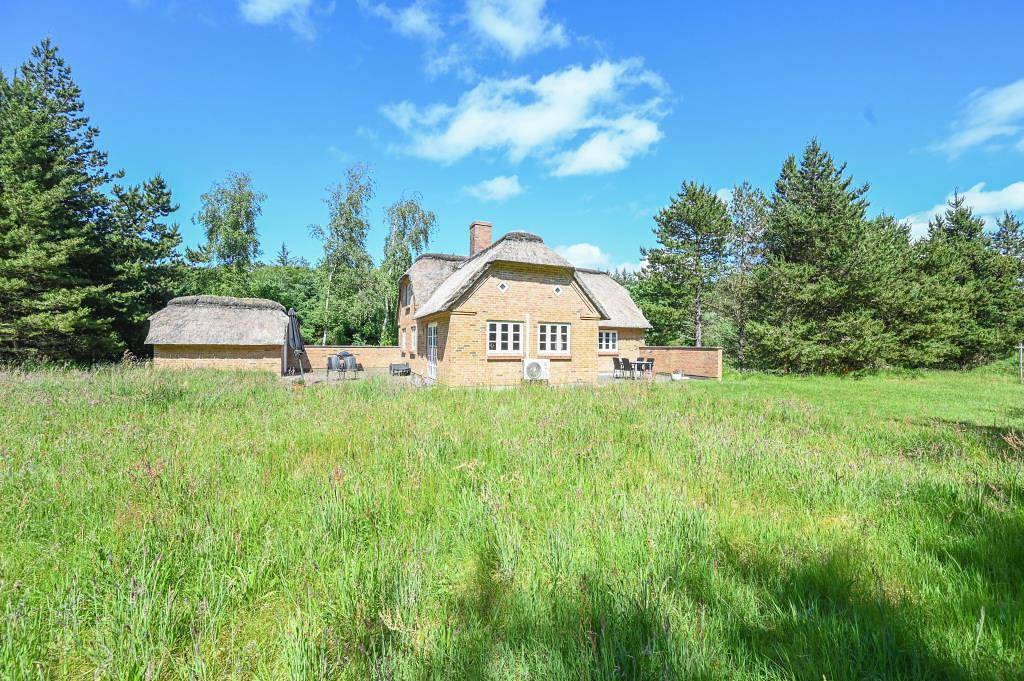 Schönes Reetdachhaus am Waldrand auf 2 Etagen – Mit Sauna, Whirlpool und extra Wc in Vester Husby, Husby (Dänemark)