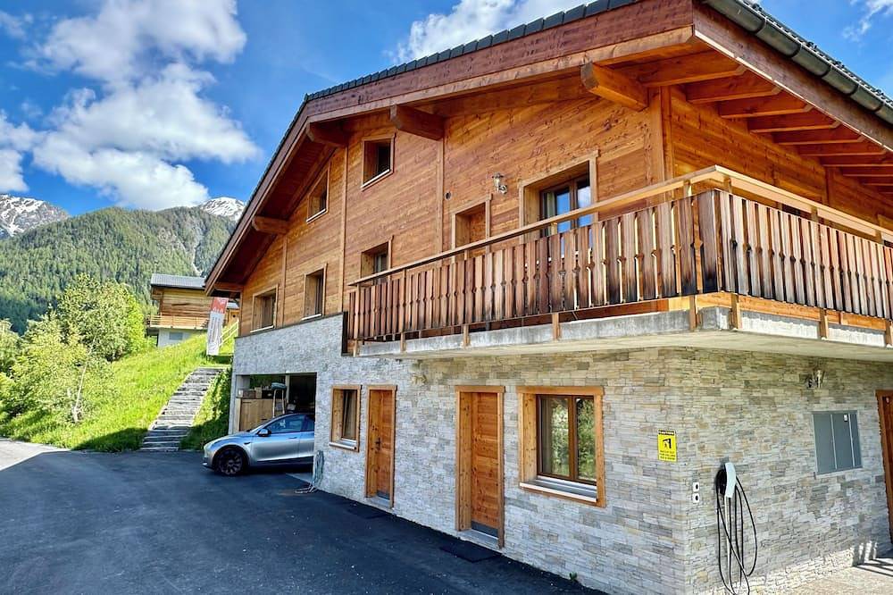 Spacious Chalet with outside Hot tub in 4Vallées ski resort in La Tzoumaz. in La Tzoumaz, Riddes