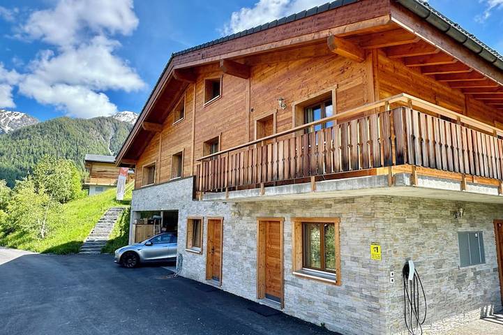 Vacation rental for 22 people, with hot tub and balcony as well as yard in Valais