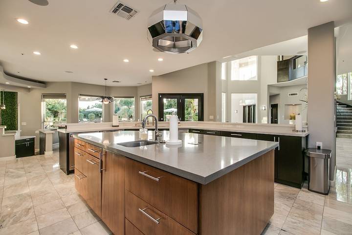 Vacation rental for 12 people, with yard and hot tub in Scottsdale