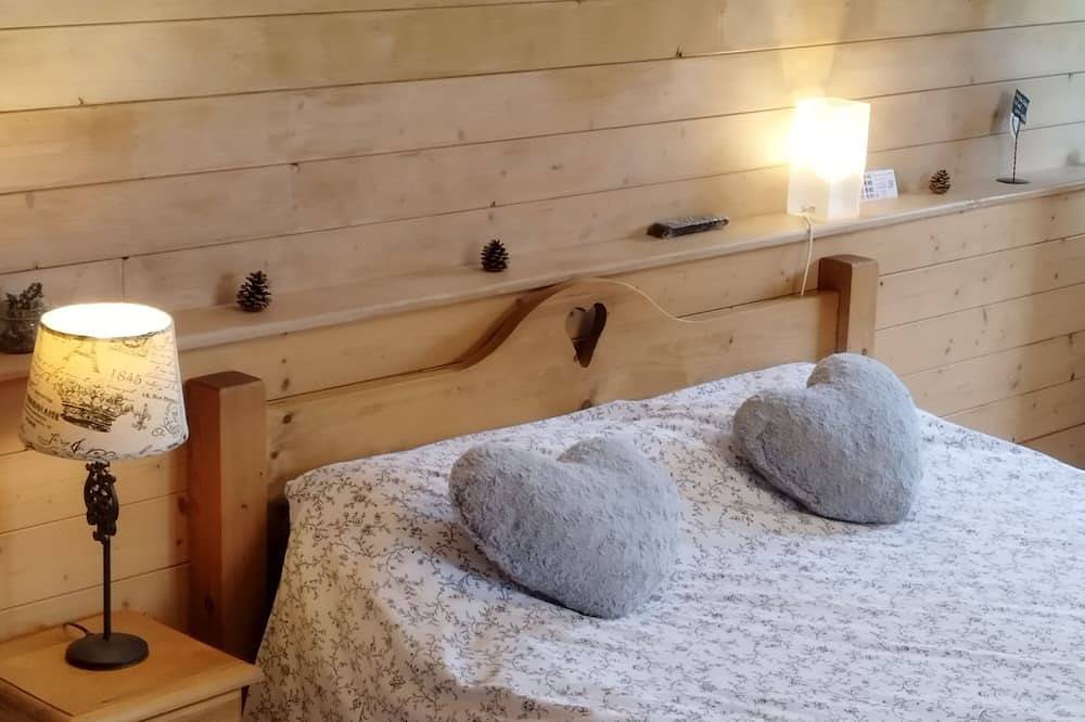 Chambre d'hôtes bachole, entrée indépendante du chalet, accès à une cuisine in Charancieu, Région de La Tour-du-Pin