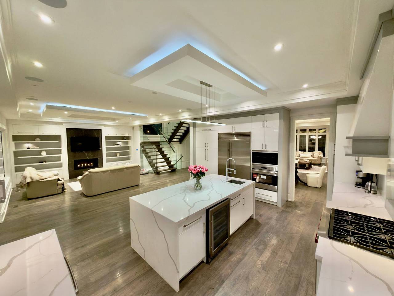 Lujosa casa de 5 dormitorios en Toronto: la elegancia moderna lo espera in North York, Toronto