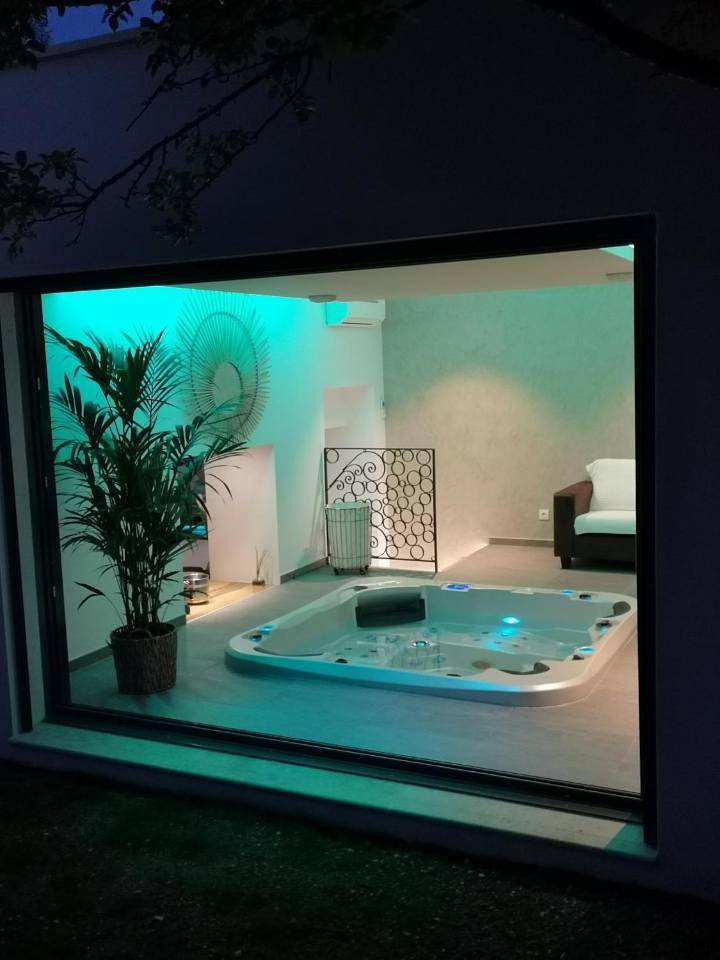 Cocon D'amour En Luberon - Chambre Spa a proximite de l'Isle sur la Sorgue in Lagnes, Parc naturel régional du Luberon