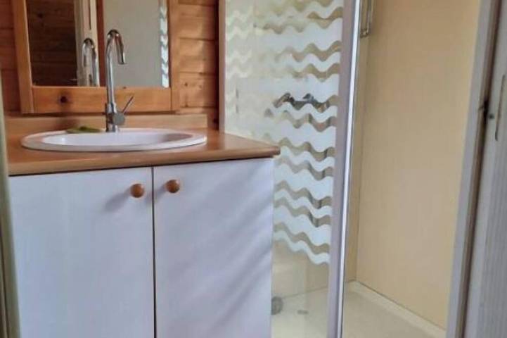 Nature and lake chalet in a residential leisure park with swimming pool in Lissac-sur-Couze, Brive-la-Gaillarde region