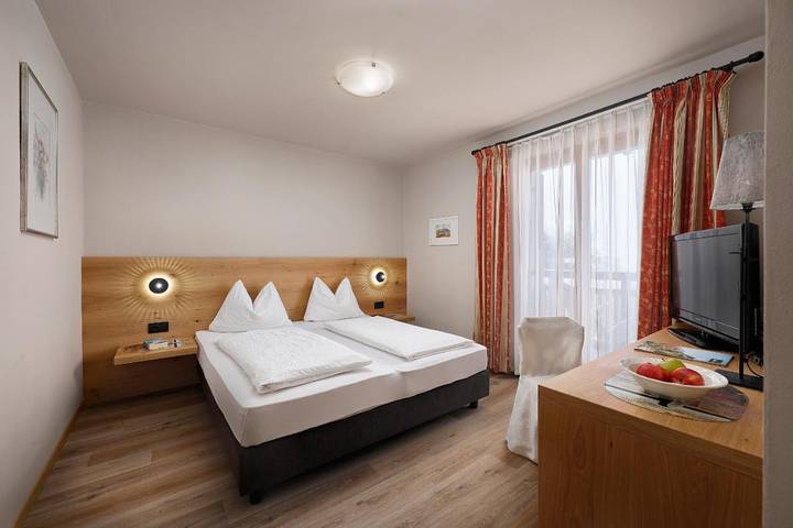 Hotel für 2 Personen, mit Balkon und Terrasse sowie Garten und Pool im Dorf Tirol