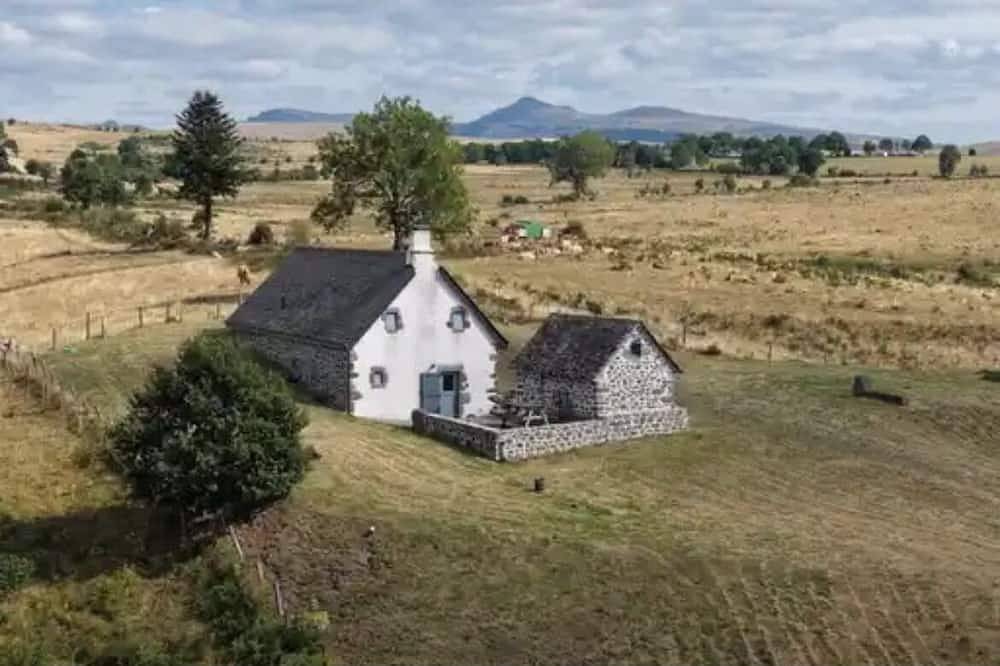 Buron avec spa au cœur des monts du Cantal avec vue imprenable in Anglards-de-Salers, Parc naturel régional des Volcans d'Auvergne