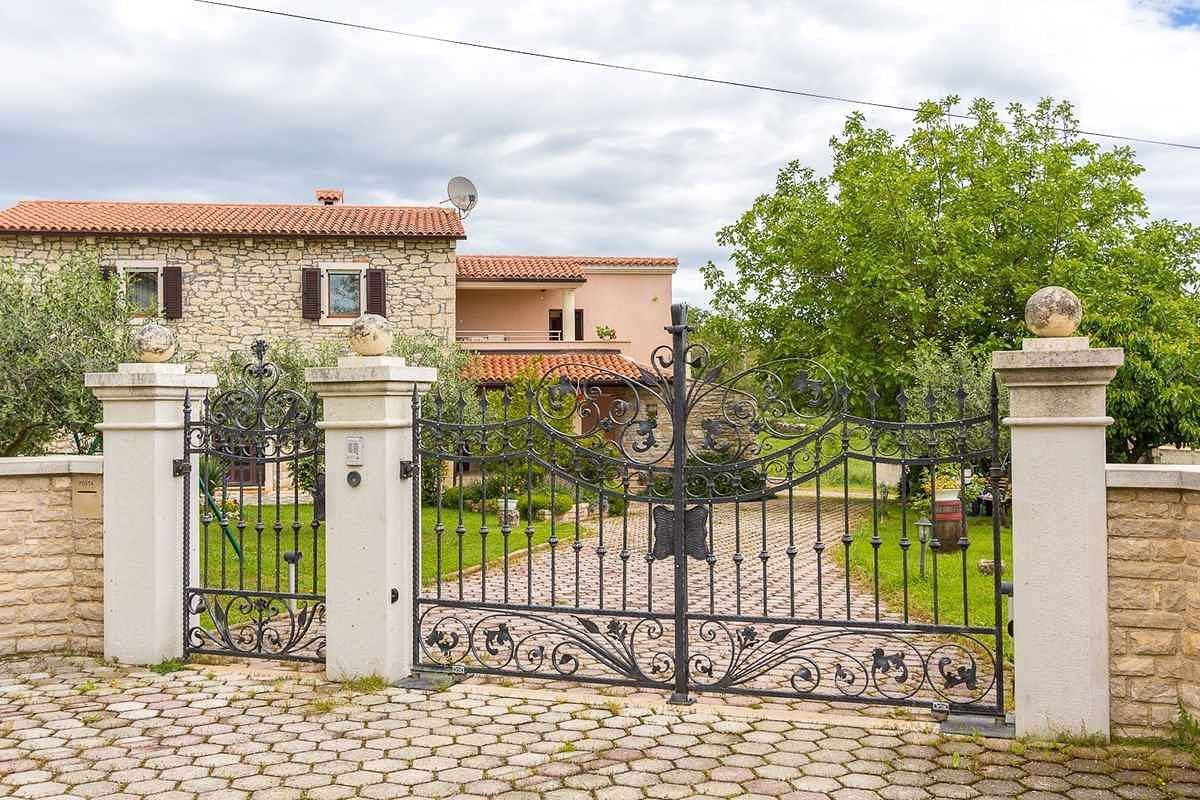 Ganze Ferienwohnung, Ferienwohnung mit schönem überdachtem Balkon  in Marčana, Südküste Istrien