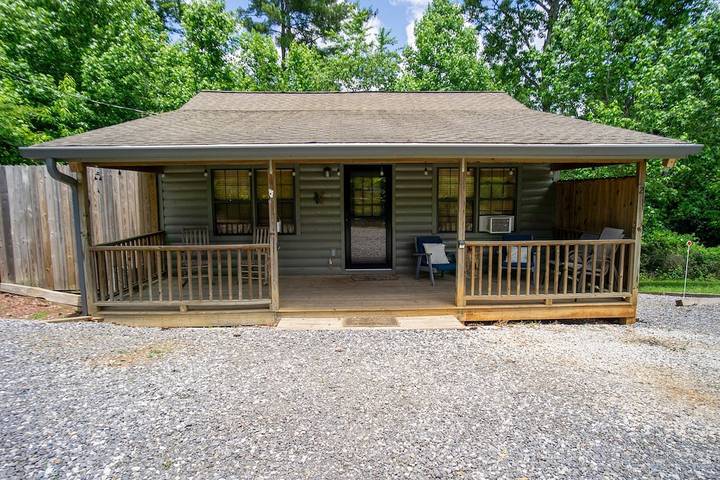 Log cabin for 4 people, with terrace and hot tub in Chattahoochee National Forest