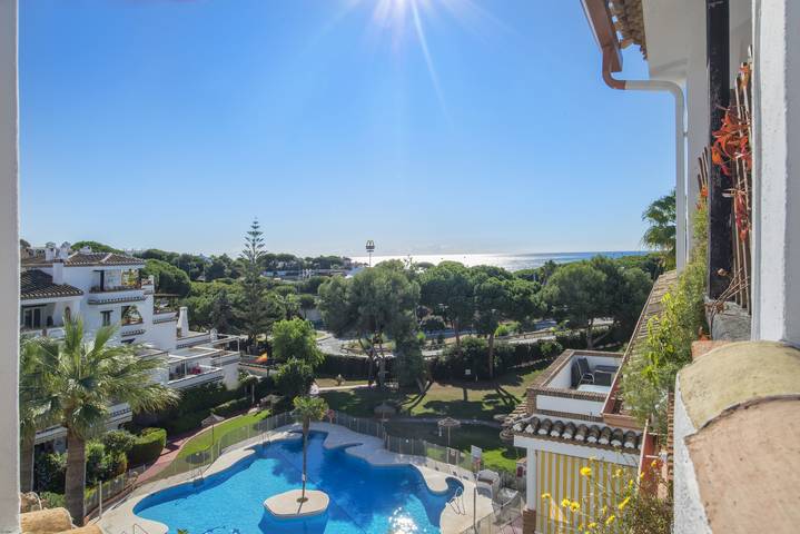 Penthouse in Calahonda Park with Outdoor Pool, Garden, Terrace, A/C & Wi-Fi in Urbanizacion Calahonda, Mijas