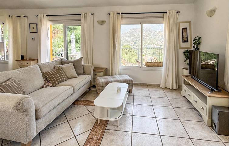 Amplio piso de 150 m² con piscina, wifi y aparcamiento cerca del río Salia in Viñuela, Cordillera Penibética