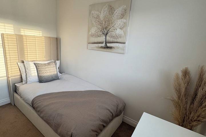 Modern & Spacious 3-Bedroom Home in Dartford – Ideal for Families & Contractors in Dartford, Kent