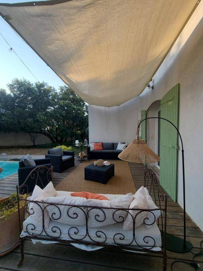 Location de vacances pour 7 personnes, avec jardin ainsi que vue et piscine à La Fare-les-Oliviers - 2