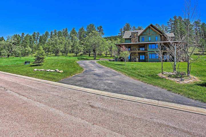 Vacation rental for 22 people, with hot tub and yard in South Dakota