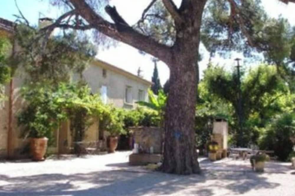 Entire apartment, Appartement de caractère dans un mas provençal in Jonquières, Vaucluse