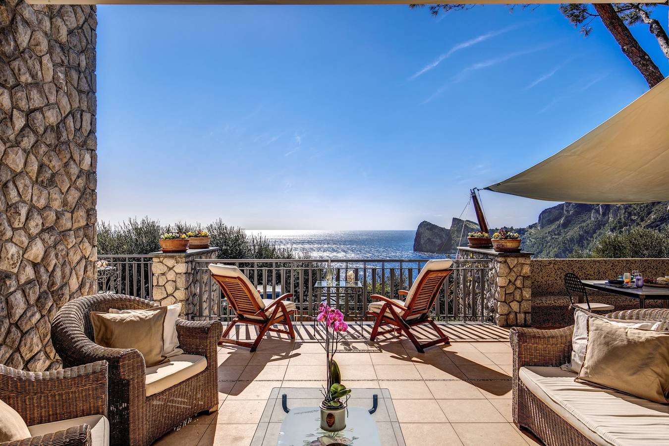 Villa Tre Pizzi – Spectacular water views and walking distance to beach in Naples Province