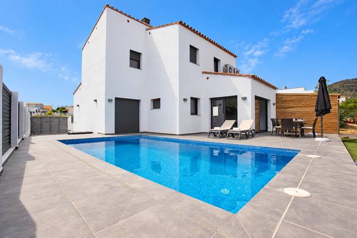 Villa για 8 άτομα, με Ταράτσα και Κήπο καθώς και Θέα στη Ρόζες