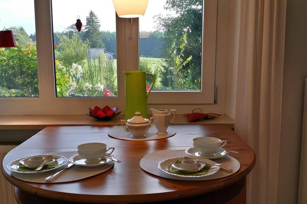 Ganze Wohnung, Romantische Ferienwohnung am Starnberger See mit Terrasse + Teich, Nähe München in Feldafing, Starnberger See