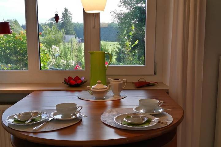 Ganze Wohnung, Romantische Ferienwohnung am Starnberger See mit Terrasse + Teich, Nähe München in Feldafing, Starnberger See