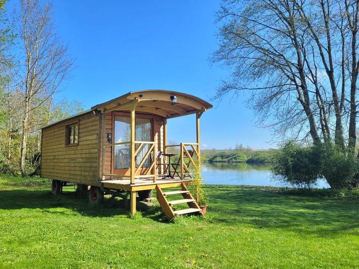 Location de vacances pour 2 personnes, avec Balcon et Terrasse ainsi que Jardin et Vue à Éclusier-Vaux