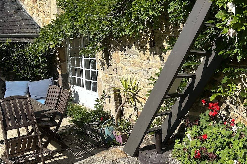 Penty Gwen in a listed 17th century Breton farmhouse for 4 people in Crozon, Châteaulin region