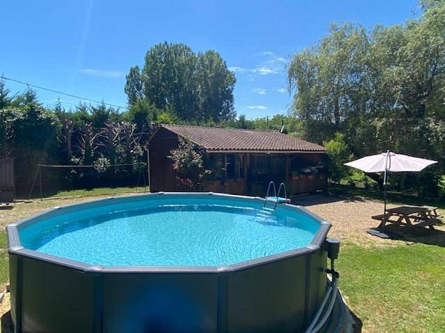 Chalet pour 4 personnes, avec vue et piscine ainsi que bassin pour enfant et jardin