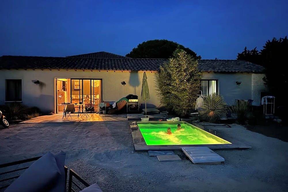 La maison Spa d'alessia with whirlpool bath and private pool, Isle sur la sorgue in L'Isle-sur-la-Sorgue, Vaucluse