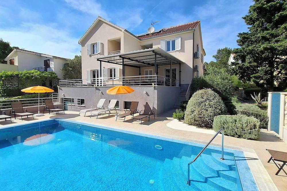 Villa Gudelj, 30m vom Meer, vollklimatisiert, Kajaks, Fahrräder, beheizter Pool in Milna, Brac