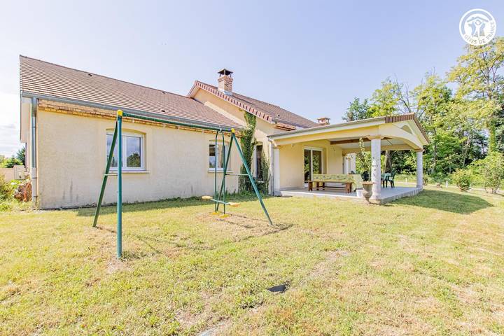 Gîte pour 8 personnes, avec terrasse et jardin à Varenne-Saint-Germain
