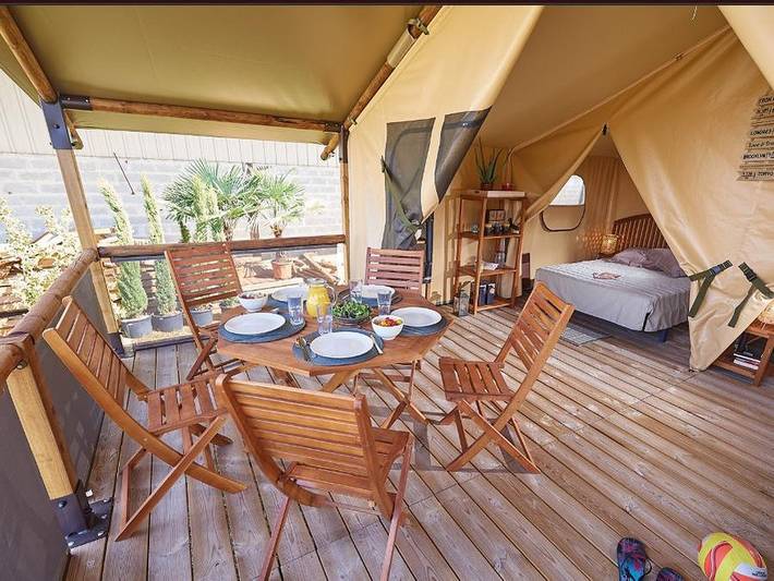 Flower Camping Le Mas de Champel  - Tente en toile et en bois 4 personnes - Safari Bali 35m² - Standard - 2 chambres - Terrasse - sanitaires individuels à proximité in Les Ollières-sur-Eyrieux, Parc naturel régional des Monts d'Ardèche