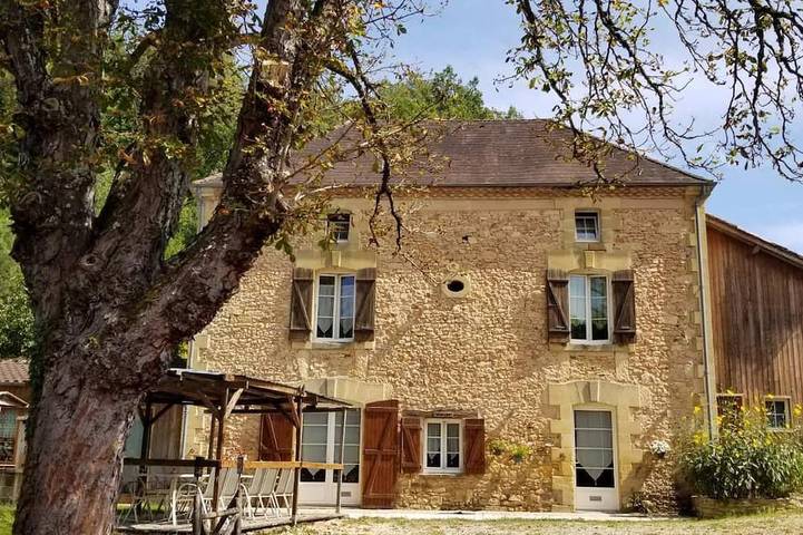 Gîte pour 15 personnes, avec jardin et piscine à Larzac (Dordogne)