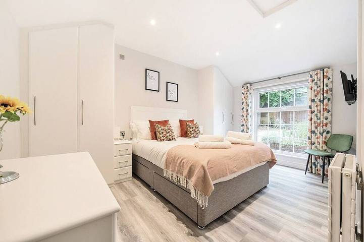 Wokingham - 1 Bedroom Cottage - Parking in Wokingham, Berkshire